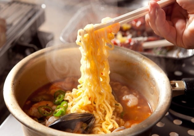 "라면 빨리 끓이려고 온수 쓰면 신장 건강·발암 위험 커진다"