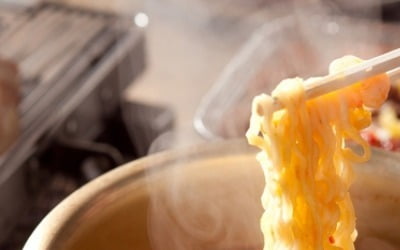 "라면 빨리 끓이려고 온수 쓰면 신장 건강·발암 위험 커진다"