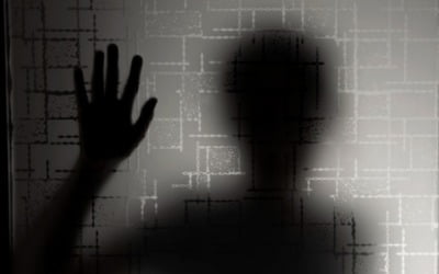 엄마 앞에서 19살 딸 성폭행한 2인조 경찰…'발칵'