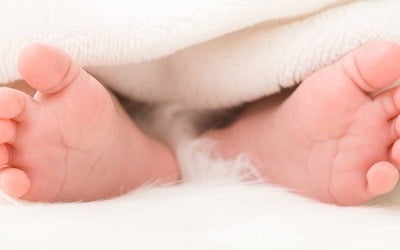 병원 실수로 부모 바뀐 두 여성…35년 만에 친부모 찾았지만