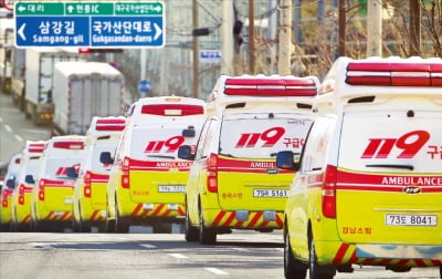 '구해주러 왔는데'…구급대원들에게 흉기 휘두른 50대男