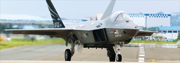 국산 전투기 ‘KF-21 보라매’가 2022년 경남 사천 한국항공우주산업(KAI) 본사에서 활주로를 주행하고 있다. 뉴스1