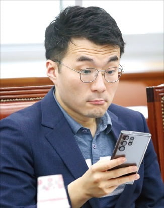 2023년 8월 25일 김남국의원이 국회 교육위원회 전체회의에서 휴대폰을 확인하고 있다.  /뉴스1 