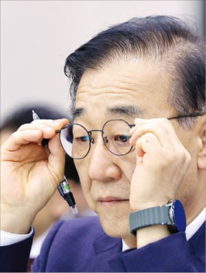 < 고심 > 김윤덕 국토교통부 장관이 13일 국정감사에서 안경을 고쳐 쓰고 있다.  뉴스1