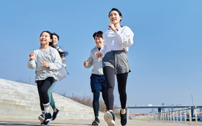 시원한데 걸을까, 달릴까…잠깐, 준비운동부터 합시다