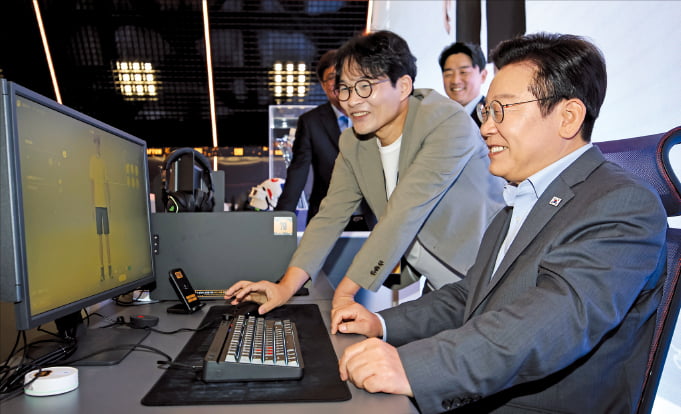 이재명 대통령이 15일 서울 성동구 복합문화공간 펍지(PUBG) 성수에서 K-게임현장간담회가 시작하기 전 크래프톤의 신작 게임 ‘인조이’를 체험하고 있다.  김범준 기자