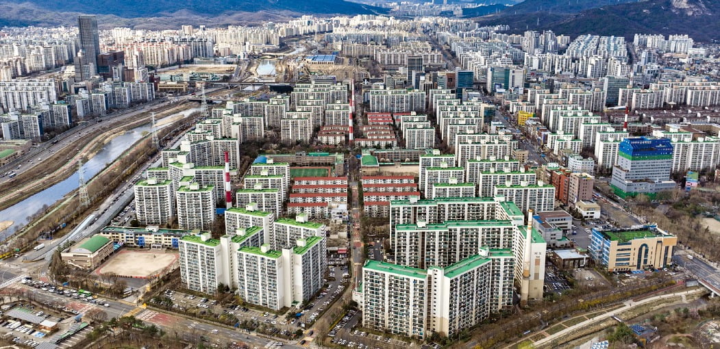 < 혼란 빠진 수도권 정비사업 > 정부의 ‘10·15 부동산 대책’으로 서울 내 214개 재건축·재개발 구역에서 조합원 지위양도가 제한되는 등 수도권 정비사업 현장이 큰 혼란에 빠졌다. 서울 상계동 일대 재건축 단지 모습.  /한경DB