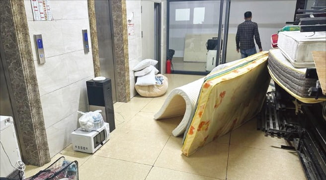 한국인 납치·감금 거점으로 지목된 캄보디아 시아누크빌의 한 범죄단지에서 지난 12일 밤 중국 조직원들이 컴퓨터, 모니터 등 전자·통신장비(위 사진 원 안)를 트럭에 싣고 있다. 이들은 은신처가 언론 등에 노출되자 전날 밤 10시부터 이날 새벽까지 차량 10여 대를 동원해 야반도주했다. 숙소(아래사진)에는 급히 떠나며 남긴 생활용품이 어지럽게 흩어져 있다.   /중국계 범죄조직 A 텔레그램 캡처