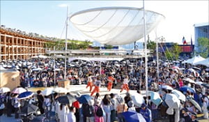 오사카 엑스포 한국관 앞에서 펼쳐진 K팝 무대. /KOTRA 제공