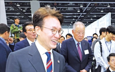[포토] 채용박람회 둘러보는 김민석 총리