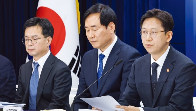 < 범부처 대책 발표하는 배 부총리 > 배경훈 부총리 겸 과학기술정보통신부 장관(오른쪽)과 김창섭 국가정보원 3차장(가운데) 등이 22일 서울 세종로 정부서울청사에서 범부처 정보보호 종합대책을 발표하고 있다. /뉴스1