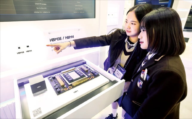 [사진으로 보는 세상] "와~ 이게 첨단 AI반도체구나"