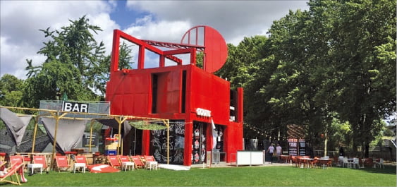 프랑스 파리 라빌레트공원의 폴리는 추상적인 그리드 체계의 26개 지점에 설치돼 공원이라는 공간의 존재를 다르게 인식하게 만드는 역할을 한다.  구글 제공
