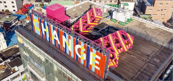 광주에 있는 30여 개 폴리 중 몇몇은 다양한 기능을 담고 있어 도시 명물로 자리매김했다. 건축가 문훈이 광주독립영화관 옥상에 설치한 폴리 작품.  김창묵 작가
