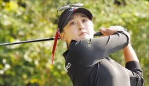 리슈잉이 26일 ﻿열린 한국여자프로골프(KLPGA)투어 광남일보·해피니스오픈 최종 3라운드 2번홀에서 티샷을 하고 있다.  KLPGA 제공