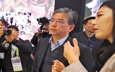 삼성, 2번 접는 트라이폴드폰…현대차, 로봇·수소차 'K테크 과시'