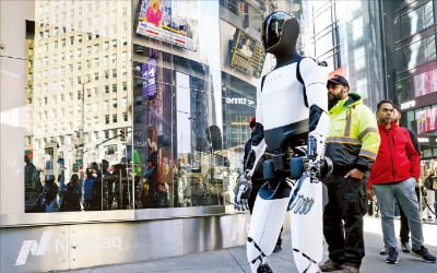 [포토] 테슬라 휴머노이드, 핼러윈 맞아 ‘월가 나들이’