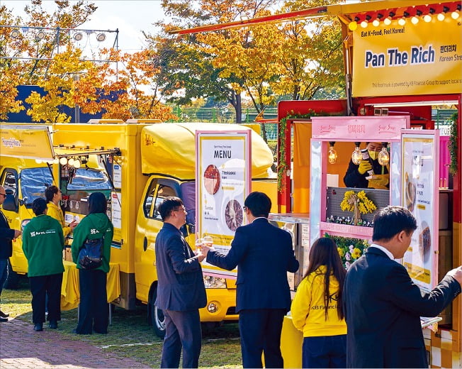 [포토] APEC 행사장에 등장한 KB 푸드트럭·환전버스