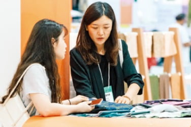 K패션 타고 꽃핀 韓 섬유…스판덱스·냉감소재 러브콜