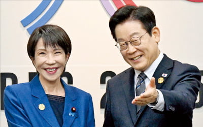 李 "미래지향적 협력하자"…다카이치 "韓·美·日 공조 중요해져"