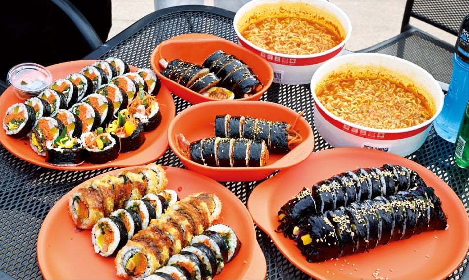 지난달 26일 경상북도 김천시에서 열린 ‘김천 김밥축제’ 메뉴. /연합뉴스