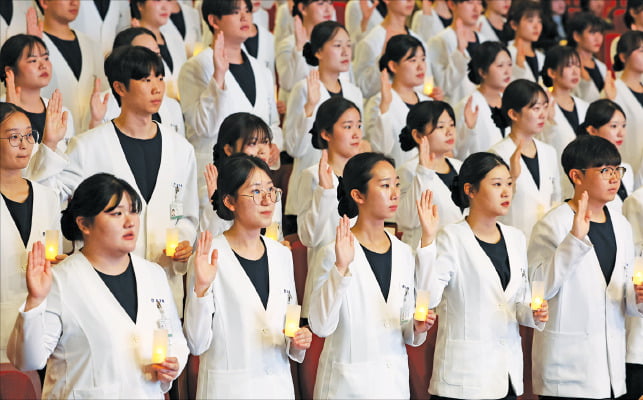 [사진으로 보는 세상] "생명을 위하여"…나이팅게일 선서식