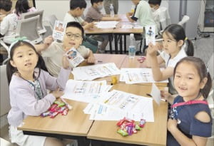 지난 8월 서울 중림동 한국경제신문사에서 어린이 경제논술신문 ‘주니어 생글생글’ 주최 캠프가 열렸다. 어린이들이 모의투자를 해보고 있다. /한경DB