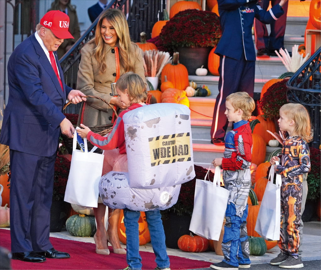 [포토] 핼러윈 맞아 사탕 나눠주는 트럼프 부부