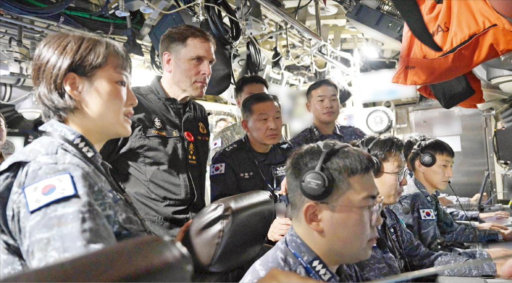 [포토] 캐나다 해군사령관 韓잠수함 '안무함' 탑승