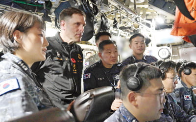 [포토] 캐나다 해군사령관 韓잠수함 ‘안무함’ 탑승