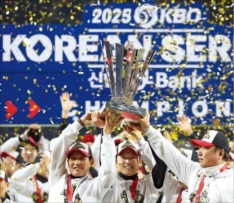 LG 트윈스 염경엽 감독(왼쪽부터)과 박해민 주장, 차명석 단장이 트로피를 들고 웃고 있다.  뉴스1