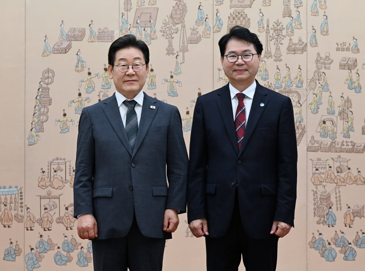 이재명 대통령이 6월 4일 서울 용산 대통령실청사에서 이한주 국정기획위원장에게 임명장을 수여한 후 기념촬영을 하고 있다. / 사진=대통령실사진기자단