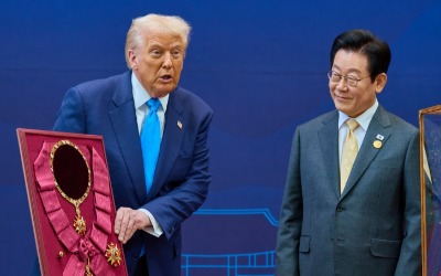 "파란 넥타이 반갑네"…與 지지층, 트럼프 패션에 환호 [이슈+]