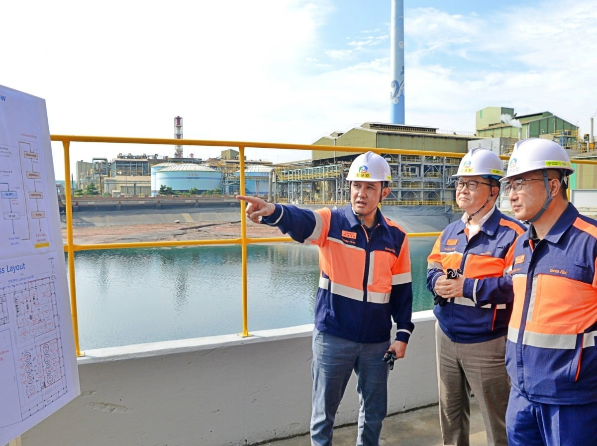 9월 28~29일 이틀 간의 일정으로 울산 온산제련소를 방문한 최윤범 고려아연 회장이 게르마늄 공장 신설 준비 현장을 점검하고 있다. 사진=고려아연