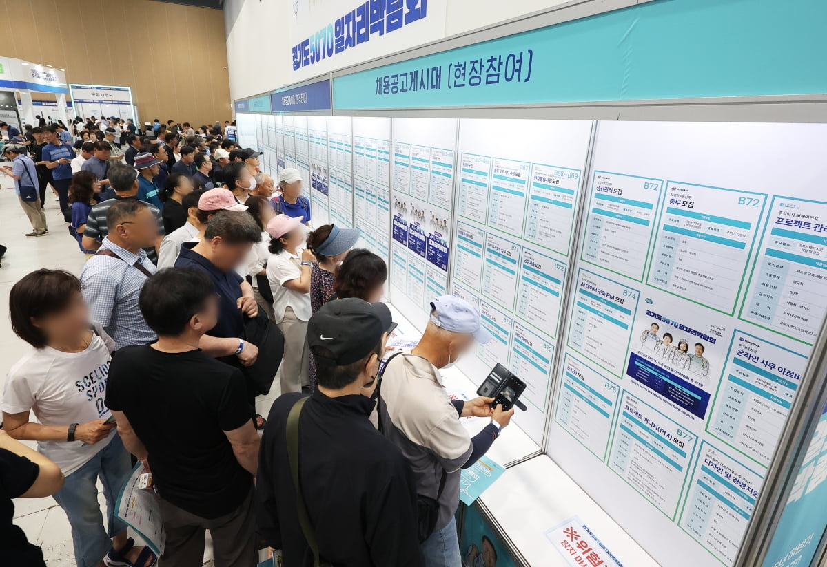  구직자들이 채용정보 게시판을 살펴보고 있다. 2025.7.9   사진=연합뉴스
