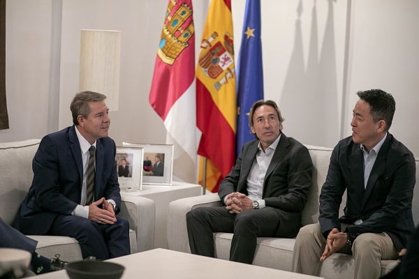 사진=(좌) 에밀리아노 가르시아-파헤(Emiliano García-Page) 카스티야 라만차 주지사, (중앙) 마누엘 라오 고리나(Manuel Lao Gorina) 데헤사 엘 몰리니요 대표, (우) 이호욱 (주)아테나올리바 대표