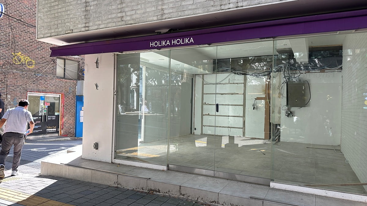 대로변에 있는 화장품 매장이 폐업해 공실로 남아있다. (사진=이채원 대학생 기자)