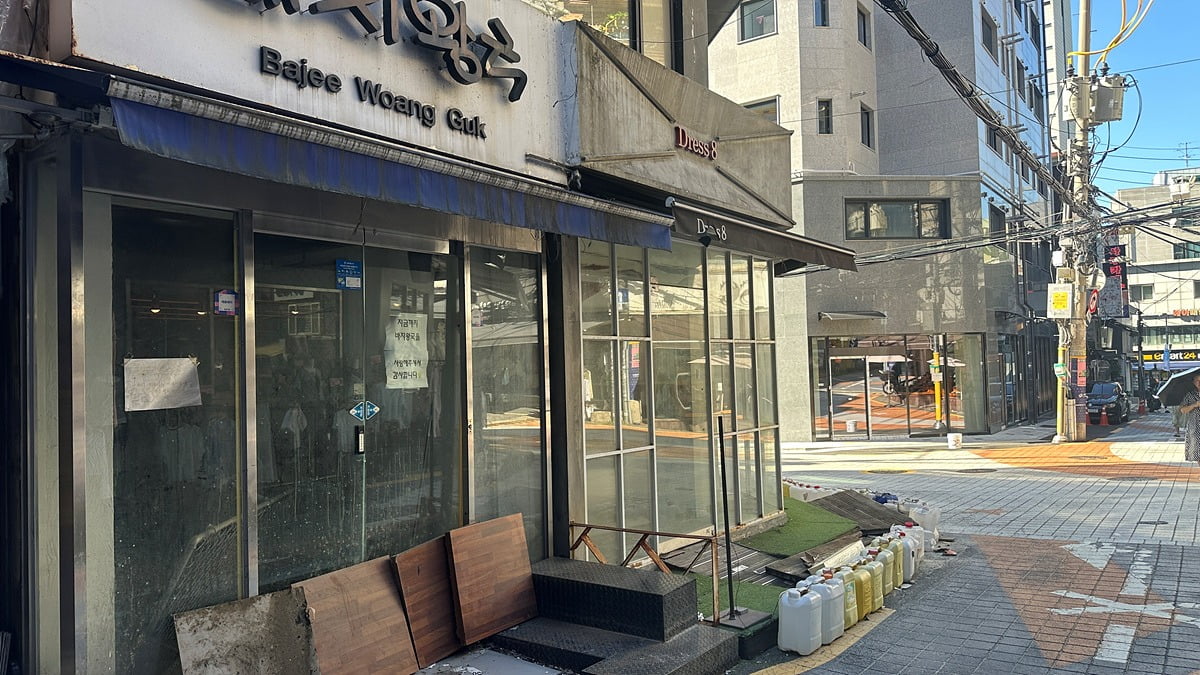 골목길 안 옷 가게가 연달아 폐업한 상태로 비어있다. (사진=이채원 대학생 기자)