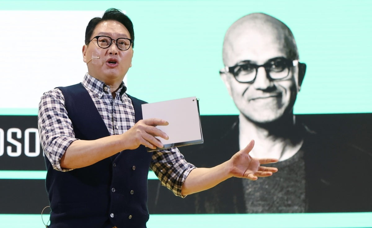 최태원 SK그룹 회장이 2024년 11월 4일 서울 삼성동 코엑스에서 열린 ‘SK AI SUMMIT 2024’에서 협력과 생태계로 만들어 가는 SK의 비전에 대해 발표하고 있다. 사진=김범준 한국경제신문 기자