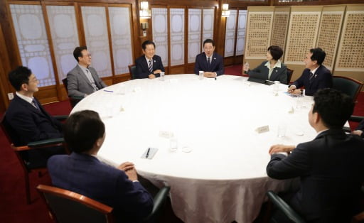 김민석 국무총리, 정청래 더불어민주당 대표 등 참석자들이 12일 오후 서울 종로구 국무총리공관에서 열린 고위당정협의회에 참석해 대화하고 있다(문경덕 기자)
