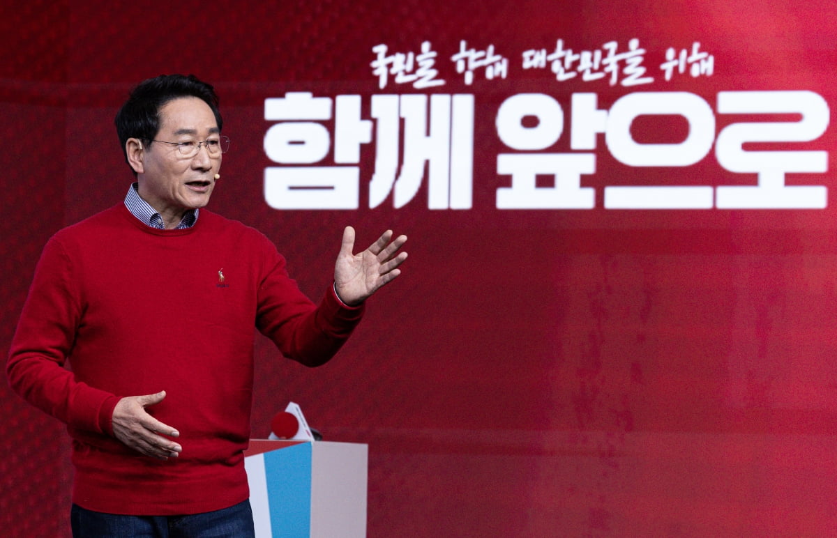 유정복 국민의힘 경선 후보가 18일 오후 서울 강서구 ASSA아트홀에서 열린 국민의힘 '제21대 대통령후보자 1차 경선 비전대회'에서 비전을 발표하고 있다. 2025.04.18 강은구 기자