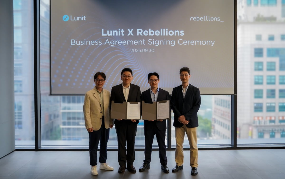  루닛 및 리벨리온 대표단(왼쪽부터 리벨리온 김광정 비즈니스 총괄, 박성현 대표, 루닛 서범석 대표, 유성원 CTO)이 지난달 30일 서울 강남구 루닛 본사에서 열린 ‘글로벌 AI 사업개발 업무협약식(MOU)’에서 양해각서 서명 후 기념촬영을 하고 있다. (사진제공=루닛)