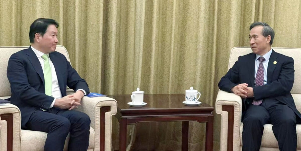 최태원 대한상의 회장이 10월 10일 중국 베이징에서 런훙빈 CCPIT(중국국제무역촉진위원회) 회장을 만나 양국 경제협력의 현황을 돌아보고 기업 간 교류 확대 등 민간 차원의 협력 방안에 대해 의견을 나누고 있다. 사진=대한상공회의소