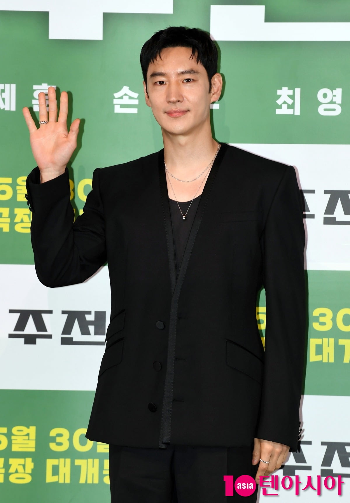 Lee Je-hoon Shares Excitement for 'Taxi Driver 3' Premiere