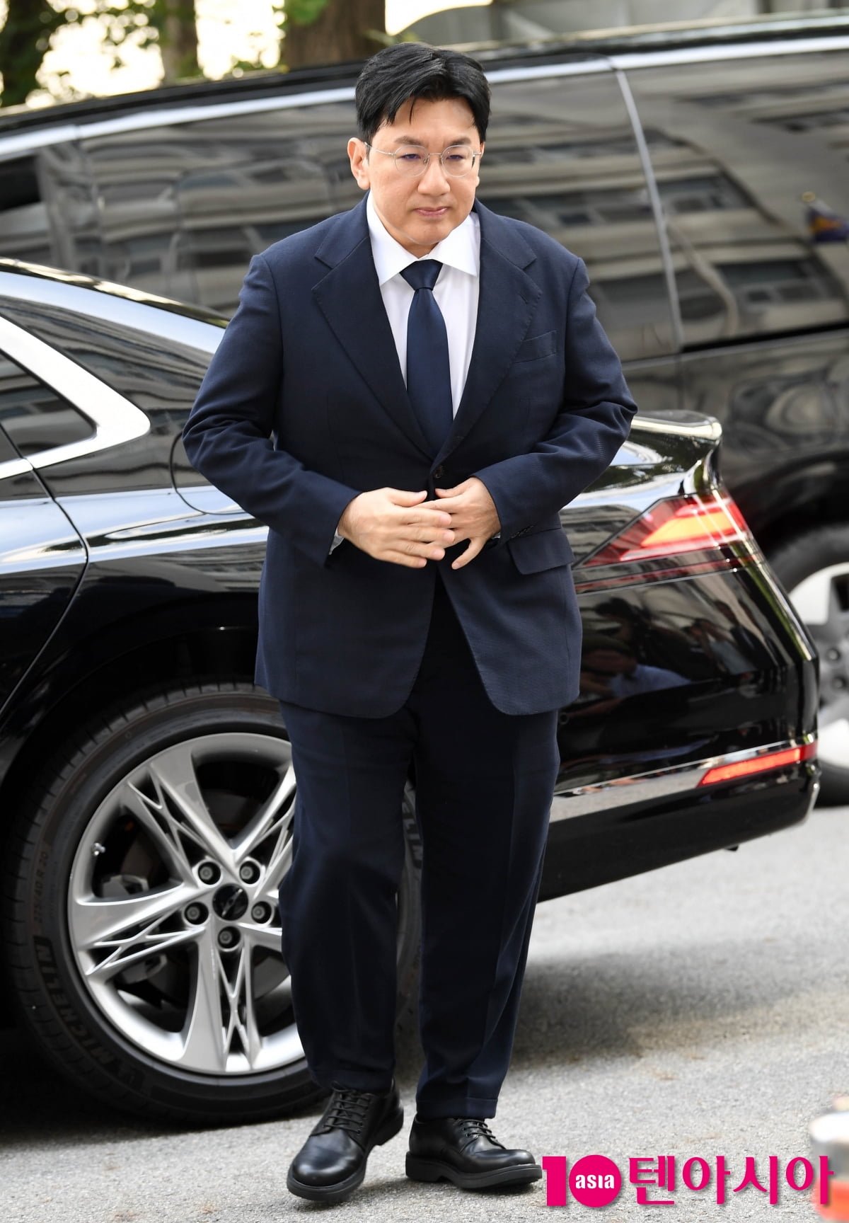 HYBE Chairman Bang Si-hyuk Banned from Leaving South Korea Amid Capital Market Law Violation Investigation