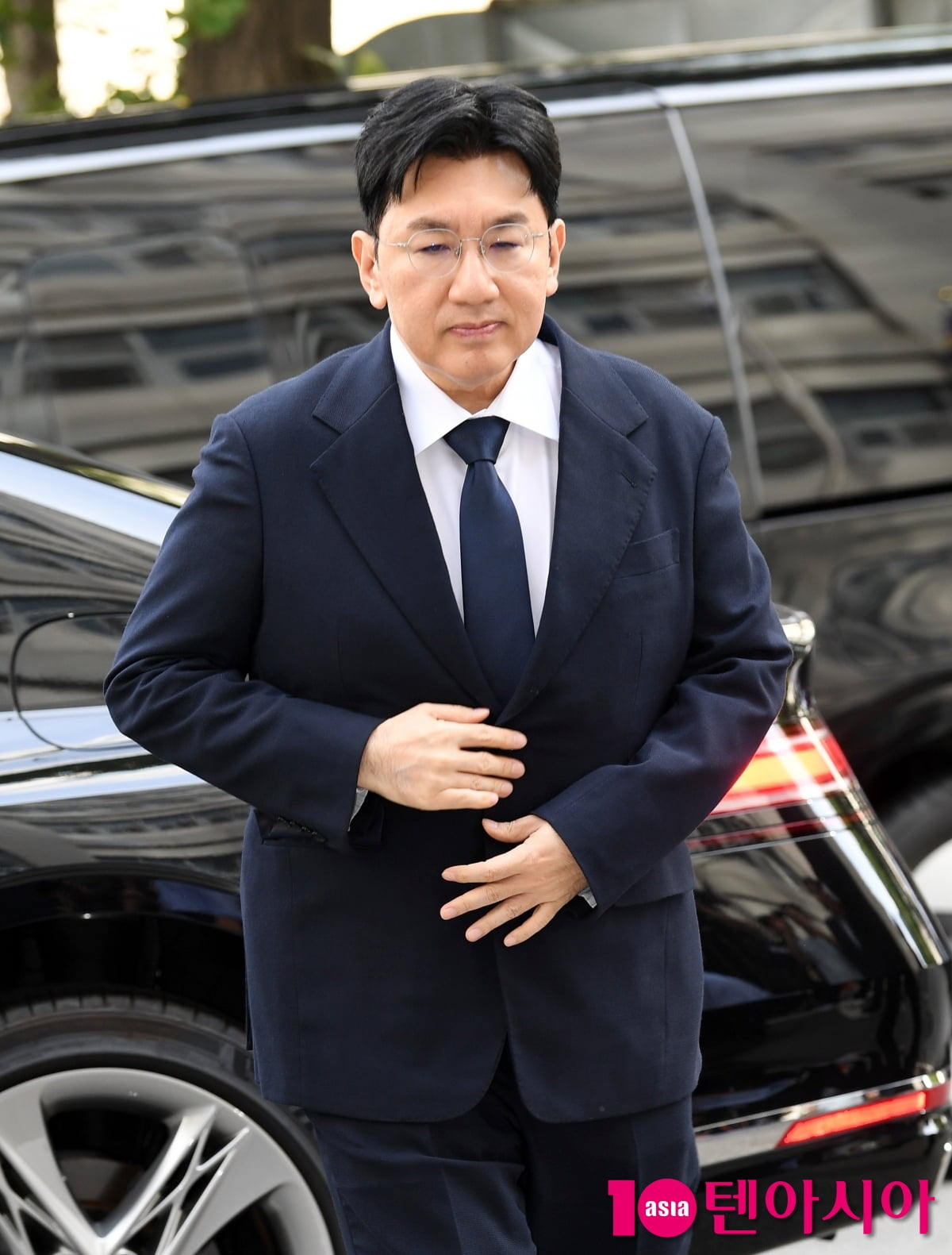 HYBE Chairman Bang Si-hyuk Banned from Leaving South Korea Amid Capital Market Law Violation Investigation