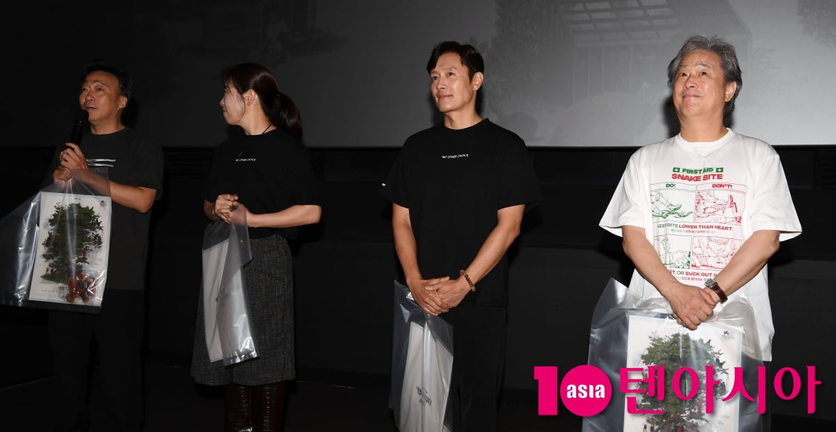 Director Park Chan-wook and Cast Attend 'No Other Choice' Stage Greeting in Seoul