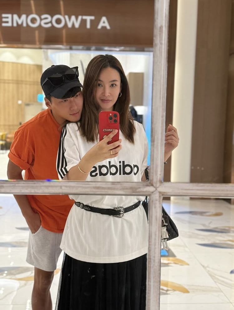 Choreographer Bae Yoon-jung Enjoys Family Outing with Husband and Son