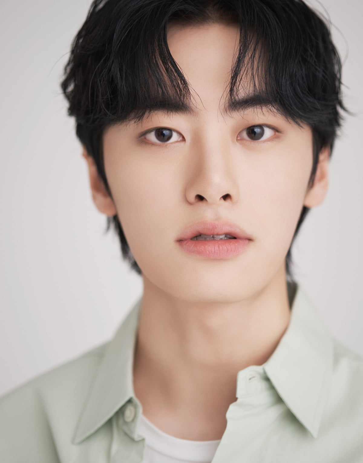 Rising Star Lee Won-jung Opens Up About Past Bullying and Career Journey