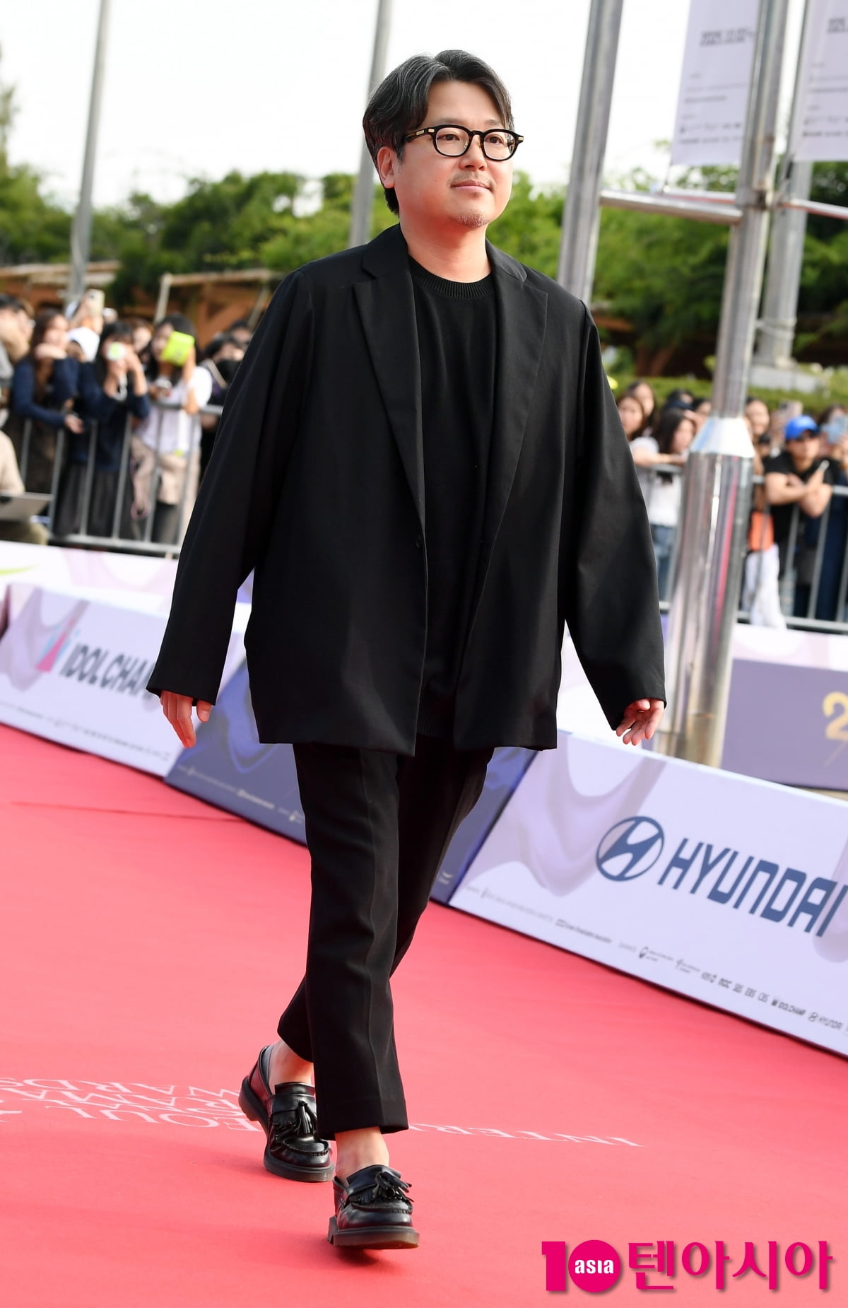 イ・ドユン監督、ソウルドラマアワード2025のレッドカーペットに登場